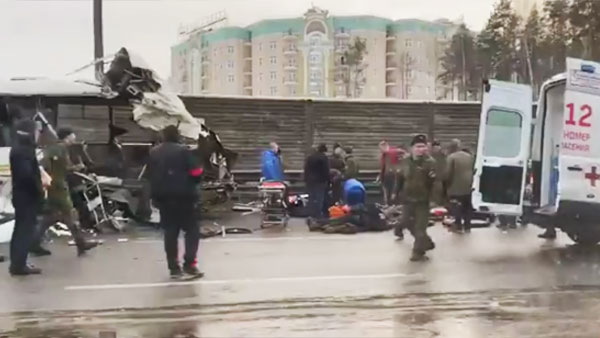 В Подмосковье столкнулись грузовик и автобусы с военными, есть пострадавшие