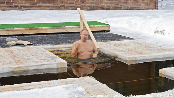 Опубликовано видео ныряния Путина в крещенскую прорубь