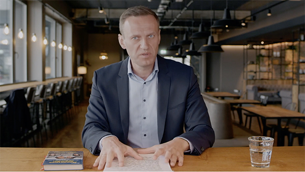 Текст «расследования» Навальному писали по-английски
