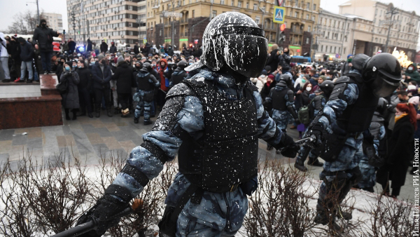Участники незаконной акции напали на полицейских в Москве