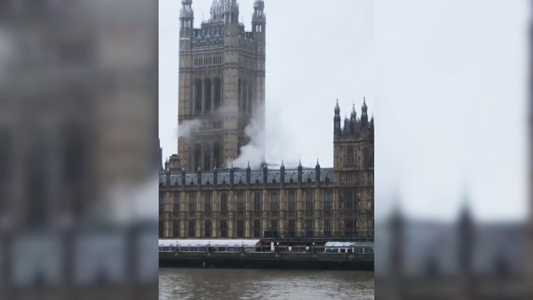 Из британского парламента пошел дым