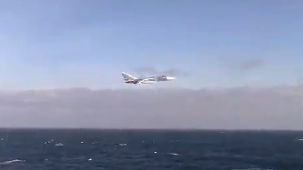 Полет Су-24 рядом с эсминцем «Дональд Кук» в Черном море сняли на видео