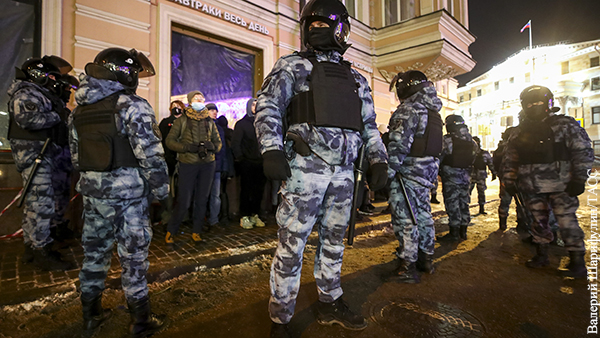 Росгвардия оценит действия сотрудника, ударившего журналиста на акции в Москве