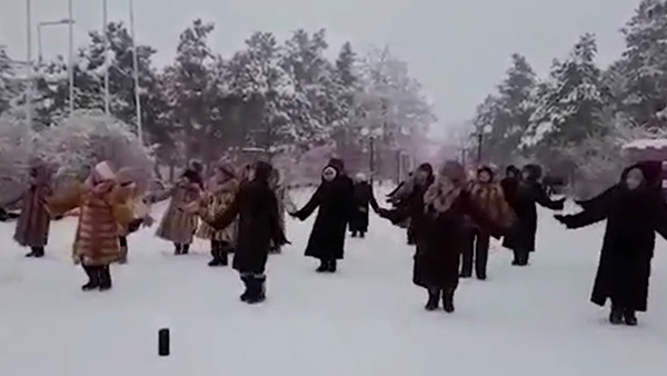 Видео с танцами якутянок в минус 45 восхитило пользователей Сети