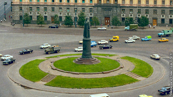 Мэрию Москвы призвали вернуть памятник Дзержинскому на Лубянку