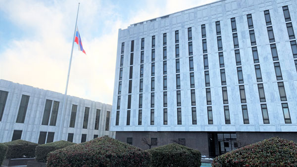 Посольство в США приспустило флаг в память о жертвах COVID-19