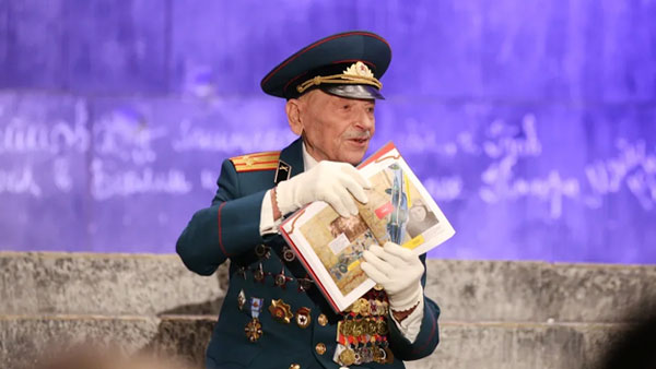 Ветеран ВОВ представил свою книгу на ступенях «рейхстага» в Музее Победы