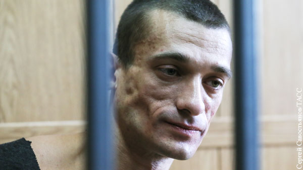 Задержание Павленского и его подруги во Франции признали законным