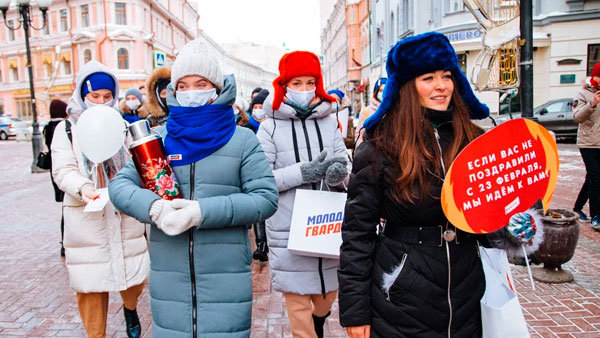 «Горячий женский марш» устроили на 23 февраля в центре Москвы