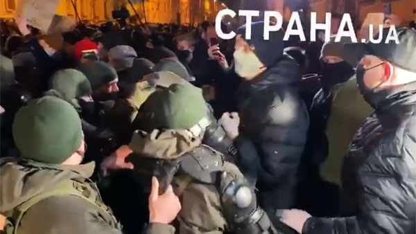 У офиса Зеленского в Киеве произошли столкновения националистов с силовиками
