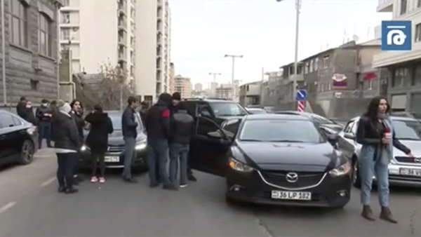 Противники Пашиняна перекрыли ряд улиц в Ереване 