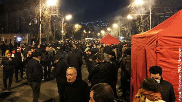 Оппозиция Армении развернула палаточный городок перед зданием парламента