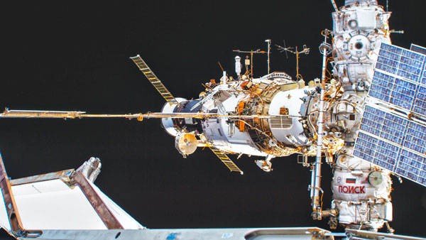 Российский космонавт засверлил первую трещину на МКС