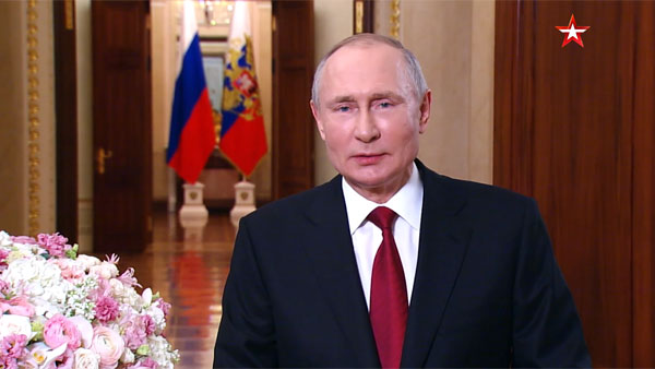 Путин поздравил женщин с 8 Марта