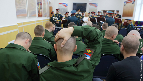 Военкомат Ленобласти предложил девушкам сдавать бывших парней в армию
