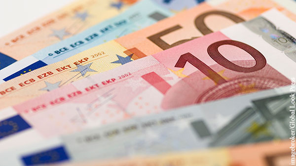 Евро впервые с сентября опустился ниже 88 рублей
