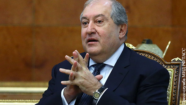 Президент Армении оспорил в КС увольнение главы генштаба
