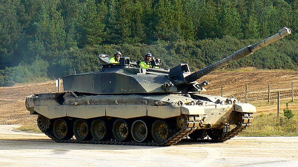 Эксперт объяснил страх Британии перед «танковой дуэлью» с Россией