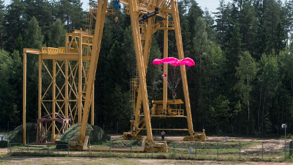 В России разработали парашют для эвакуации людей из многоэтажек