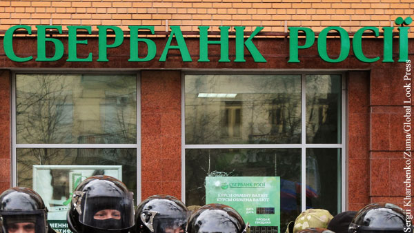 Зеленский продлил санкции против Сбербанка