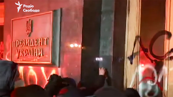 Радикалы написали «лох» на офисе Зеленского в Киеве