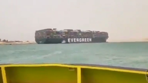 Гигантский контейнеровоз блокировал судоходство по Суэцкому каналу