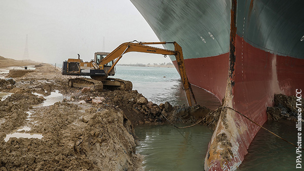 Эксперт объяснил трудности при разблокировке Суэцкого канала 