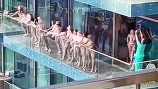 Юрист рассказал о наказании для позировавших голыми на балконе в Дубае моделей