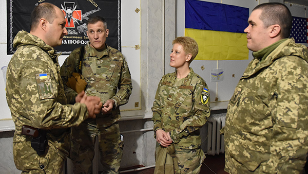 Военная атташе США появилась в Донбассе с шевроном «Украина или смерть»