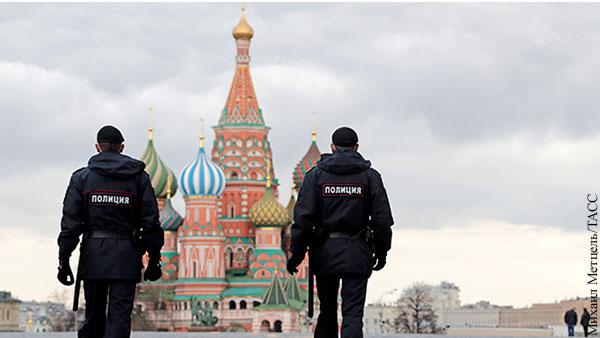 ФСО запретила ходить в Кремль с лыжами и самокатами