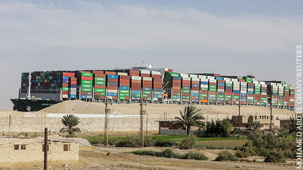 Власти Египта конфисковали блокировавший Суэцкий канал контейнеровоз