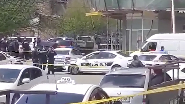 В тбилисском банке захвачены заложники