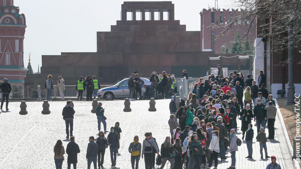 Очередь из почти 300 человек выстроилась в открывшийся Мавзолей Ленина