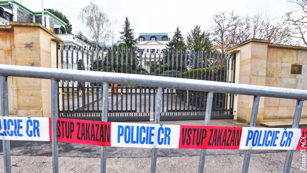 Власти Праги потребовали отнять у России часть территории посольства