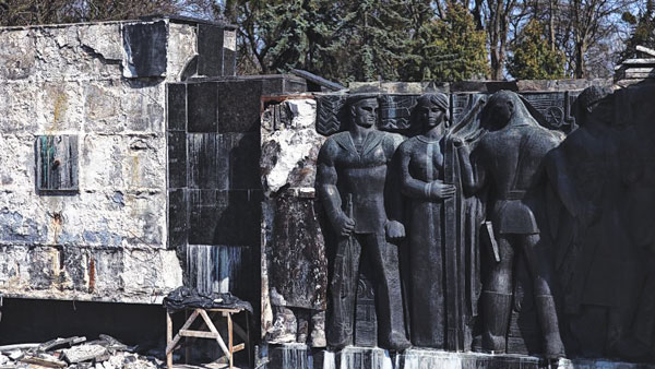 Во Львове начали демонтаж Монумента славы в честь советских воинов