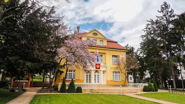 Посольство России в Словакии назвало абсурдными обвинения в адрес сотрудников дипмиссии