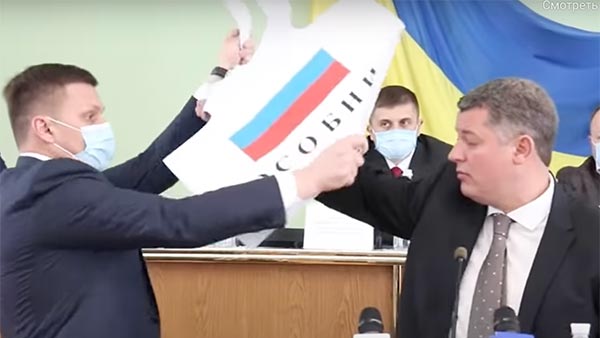 Украинские депутаты устроили драку из-за флага России