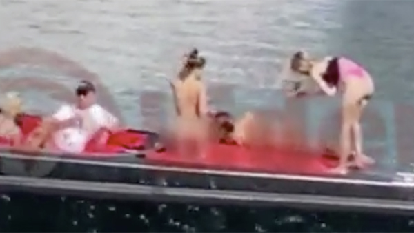 Украинок задержали в Турции за «голую» фотосессию на яхте