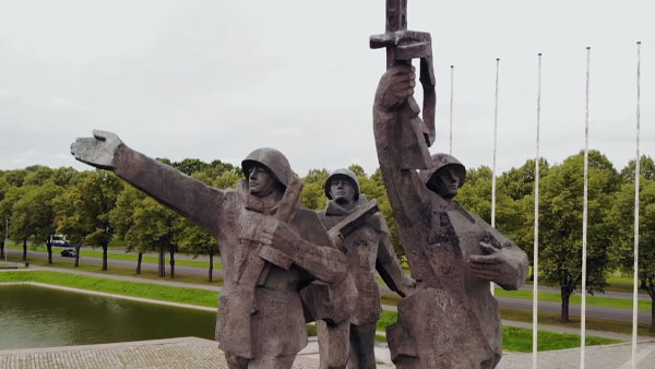 В Латвии в День Победы закрыли доступ к памятнику Воинам-освободителям