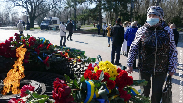В Одессе во время возложения венков к памятнику Неизвестному матросу произошла потасовка