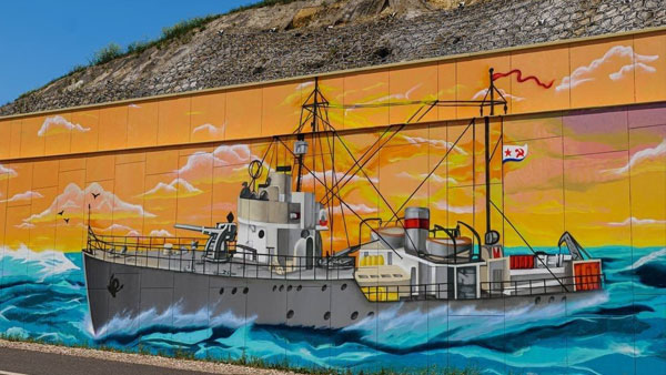 Огромный арт-объект с изображением советского военного корабля появился на трассе «Таврида»