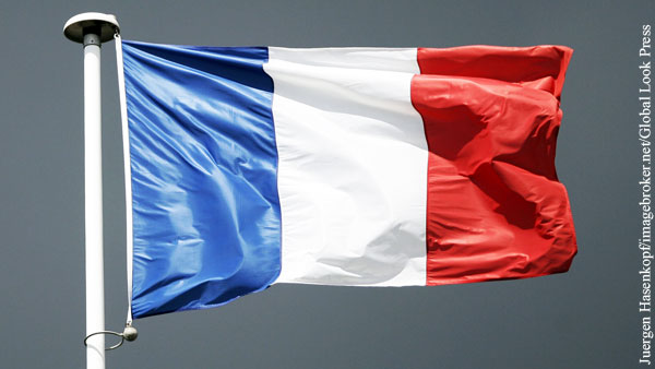 Военные во Франции поддержали заявивших об угрозе распада страны генералов