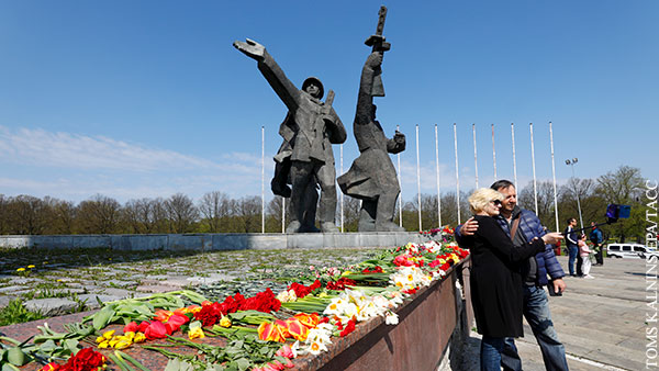 Волонтеры в Латвии выложили из цветов красную звезду
