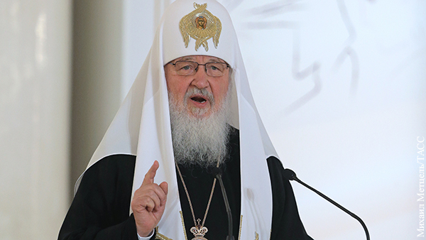 Патриарх Кирилл призвал не готовых воспитывать детей женщин отдать их РПЦ