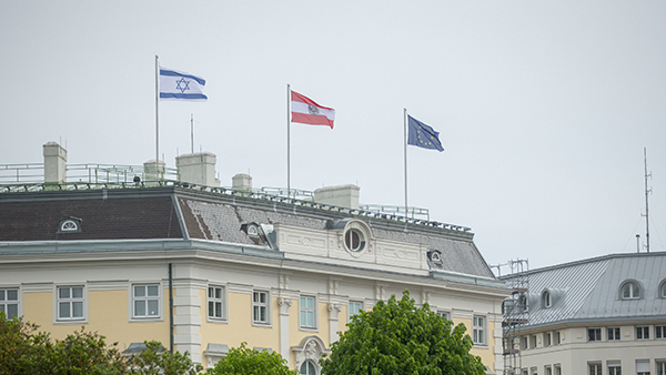 Канцлер Австрии поднял флаг Израиля