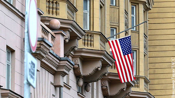 Эксперт объяснил решение отложить запрет посольству США на наем россиян