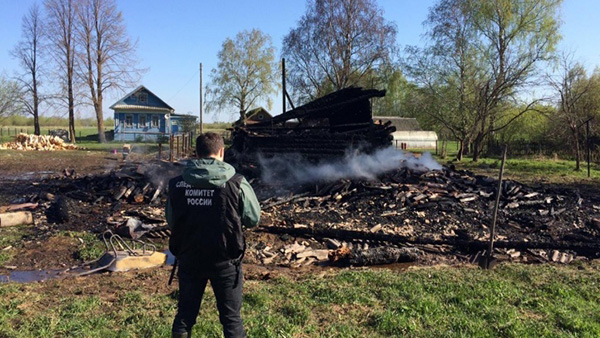 Спасатели и милиция застряли на разбитой дороге по пути на пожар и убийство под Ярославлем