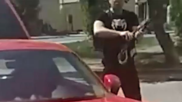 Конфликт со стрельбой между пешеходом и водителем Porsche в Екатеринбурге попал на видео