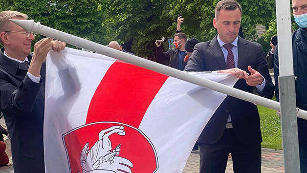 Президент Литвы назвал замену флага Белоруссии в Риге адекватной реакцией