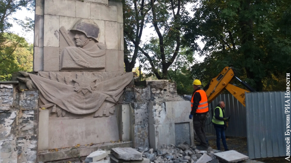 Памятники Красной Армии в Польше защищает лишь прах советских солдат